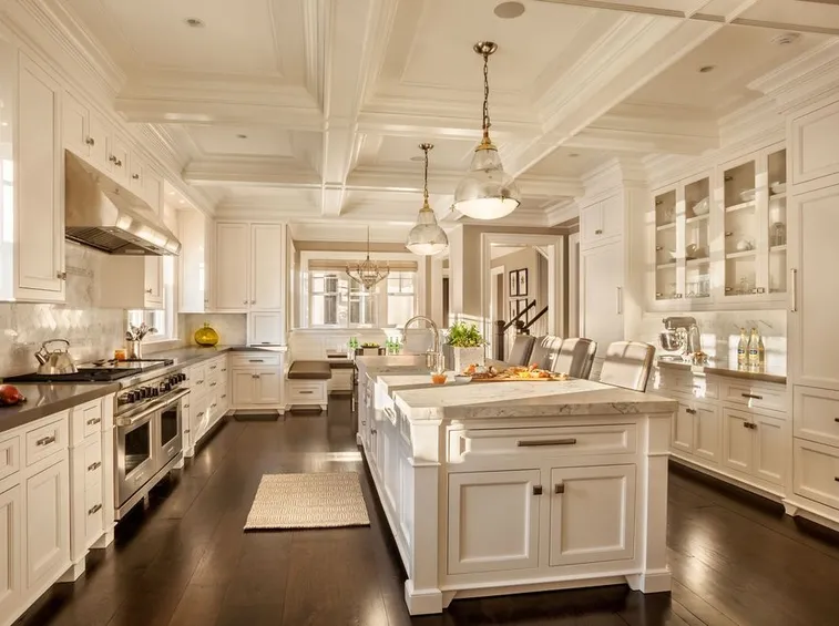 Una cucina di lusso, arredata in stile classico