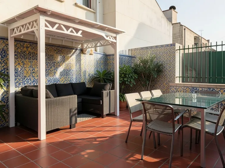 Arredo terrazzo con gazebo, divani e tavolo