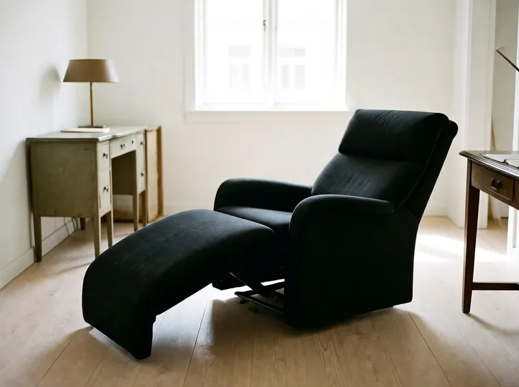 Una poltrona reclinabile con chaise-lounge