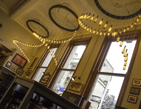 Lampadari con bottiglie di birra