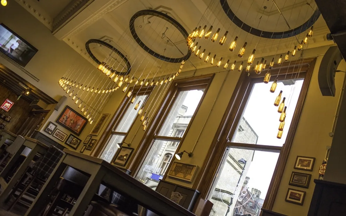 Lampadari con bottiglie di birra