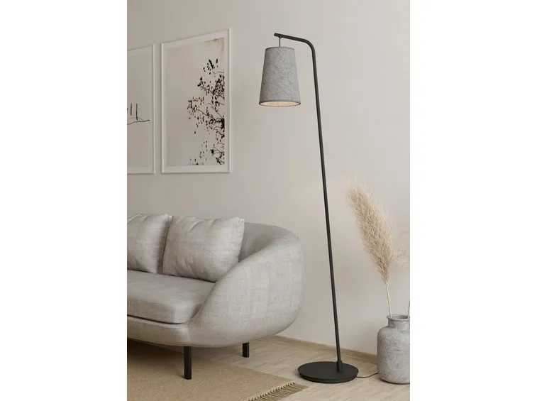 Perché una lampada da terra ad arco risolve la luce del living (foto Lampada Eglo Alsager Piantana)