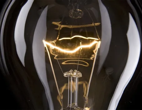 lampadina ad incandescenza accesa a bassa tensione