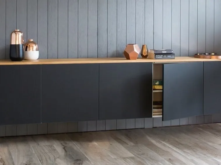 Credenza moderna sospesa