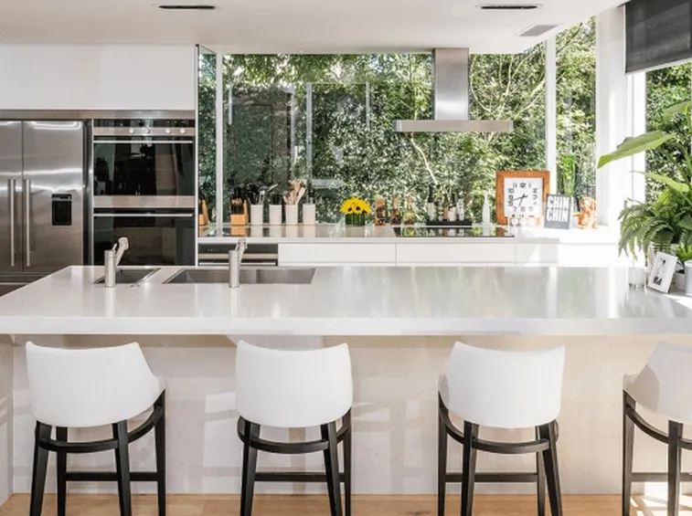 Cucina a penisola, con funzione tavolo da pranzo