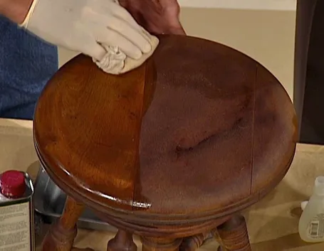 Restauro di un tavolo