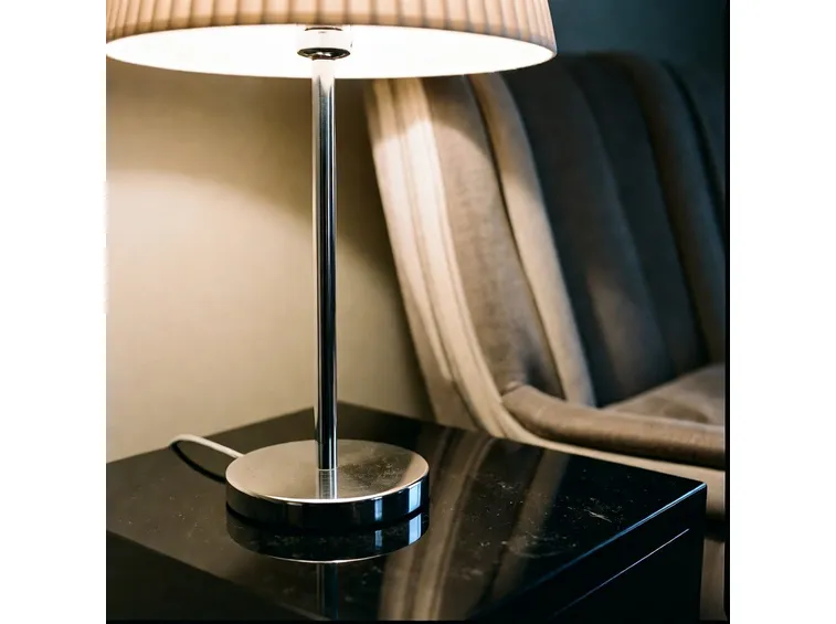 Lampada da tavolo con paralume