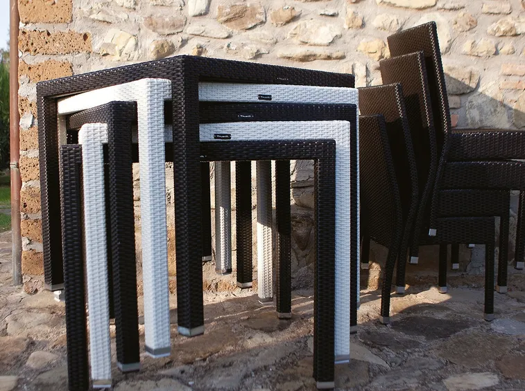 Tavoli da giardino in resina che imitano il rattan