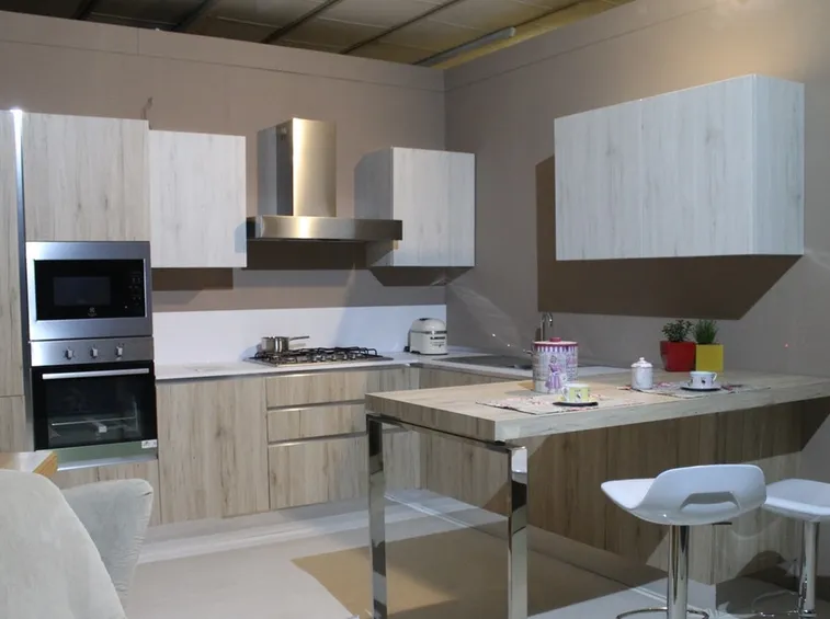 Tavolo a muro in cucina