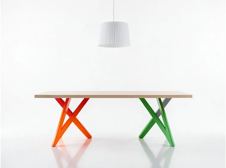 Un modello di tavolo di design