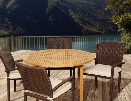 Tavolo da giardino con sedie