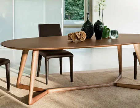 Un tavolo ovale moderno in legno