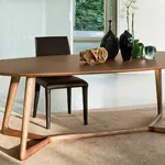 Un tavolo ovale moderno in legno
