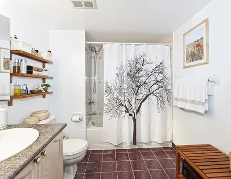 Tenda doccia con albero