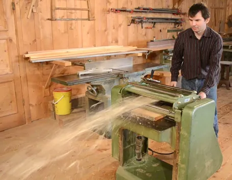 Lavorazione del legno con pialla