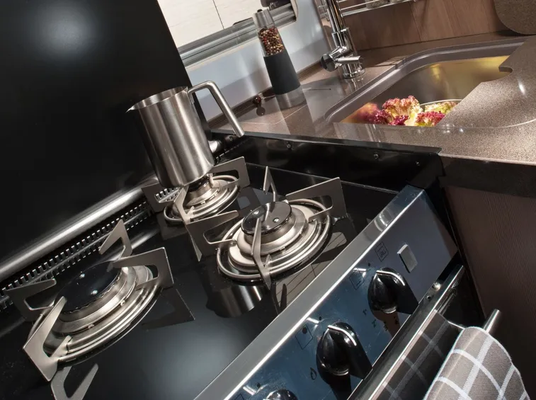 Piano cottura tre fuochi in una cucina