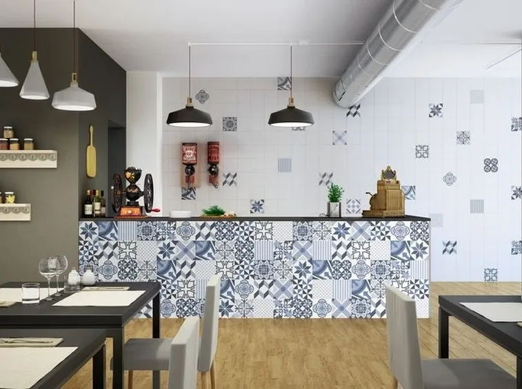 Cucina con piastrelle di ceramica