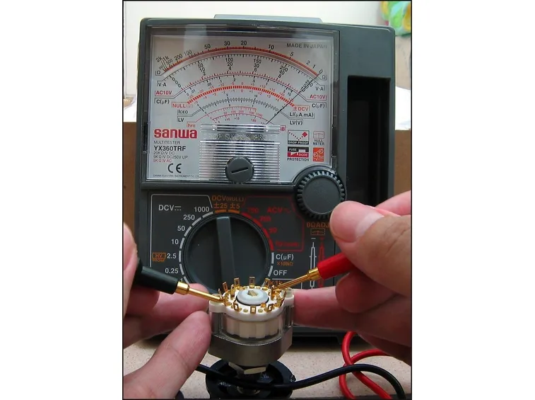 Tester analogico in uso