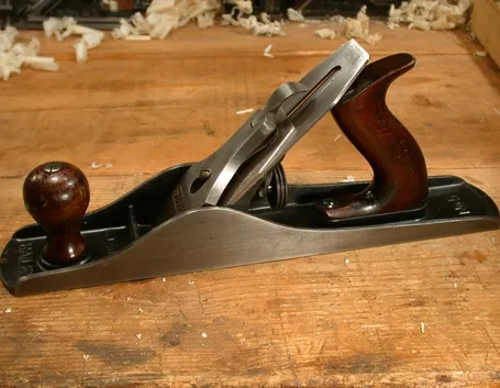 Pialla con corpo in metallo