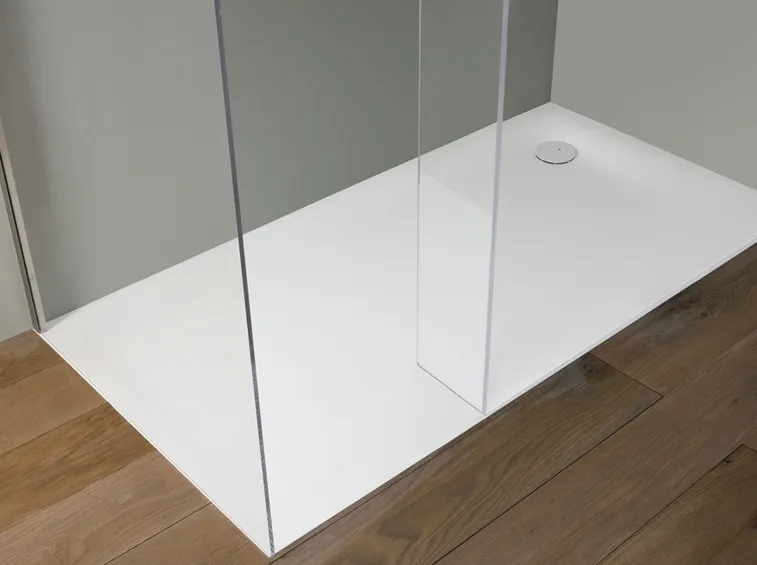 Bagno con piatto doccia in corian