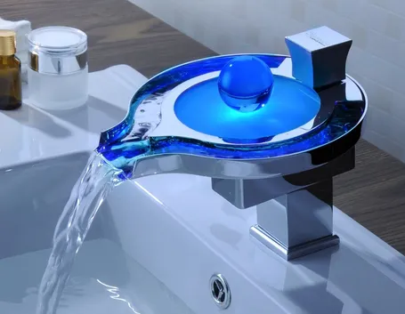 Rubinetto a cascata metallo acqua blu