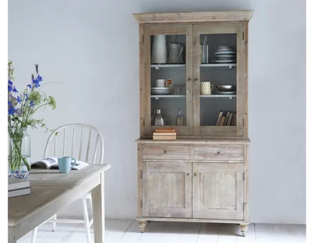 Cucina con credenza in stile shabby chic