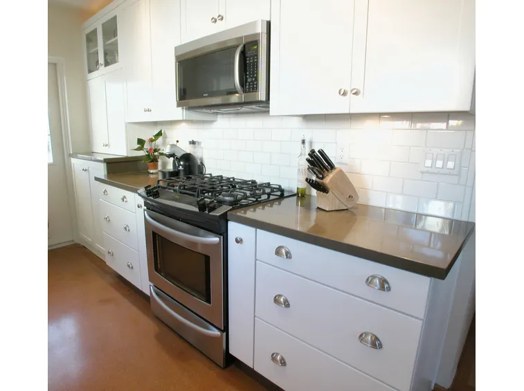 Cucina con finiture in acciaio inox