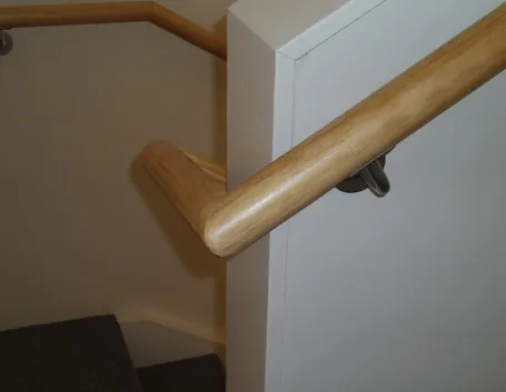 Un tipo di corrimano in legno