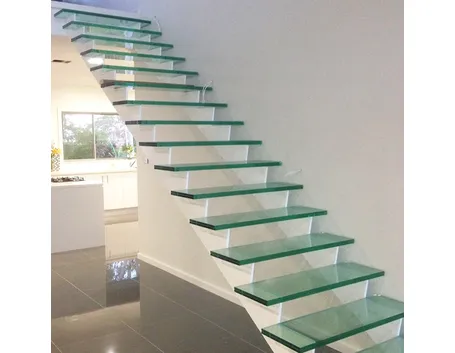 Scala moderna con gradini in vetro