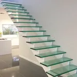 Scala moderna con gradini in vetro