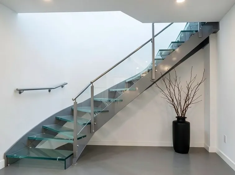 Scala in acciaio con gradini in vetro