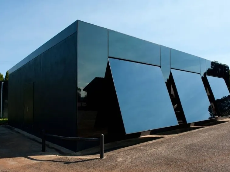 Porte basculanti integrate a edificio moderno