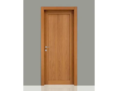 Porta in legno dalle linee semplici