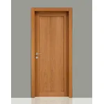 Porta in legno dalle linee semplici
