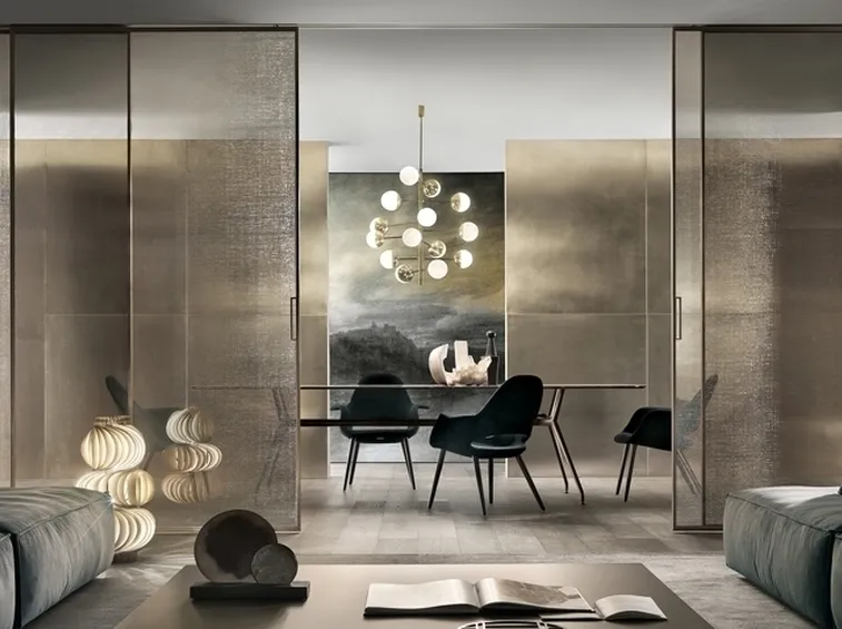 Porte in vetro scorrevoli con rete metallica oro