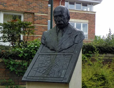 Busto Ebenezer Howard