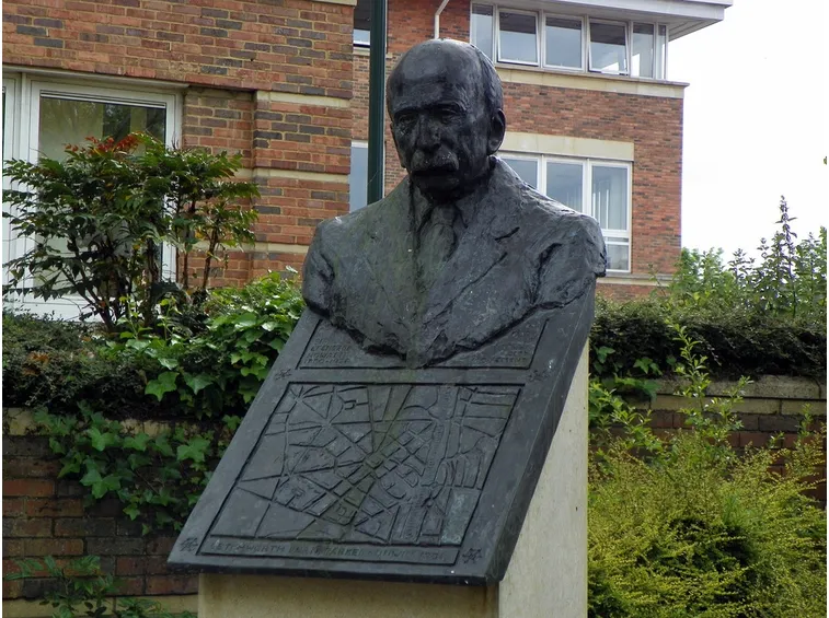 Busto Ebenezer Howard