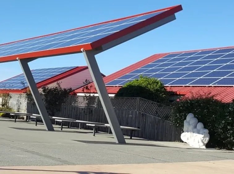 Tetto con panelli fotovoltaici
