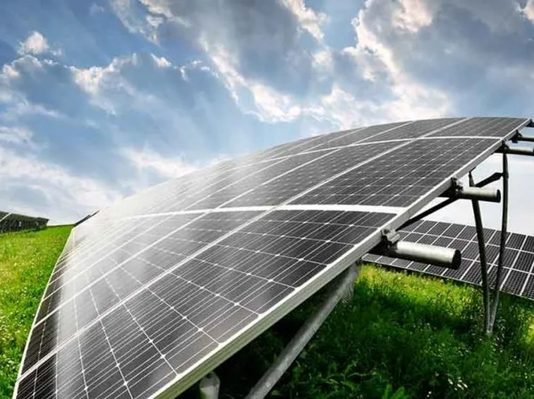 Impianto fotovoltaico su prato.