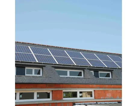 Casa con impianto fotovoltaico