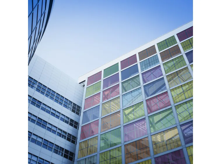 Impianto fotovoltaico integrato a celle solari colorate