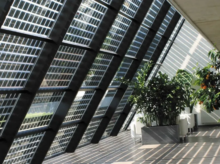 Vetrata con pannelli fotovoltaici trasparenti
