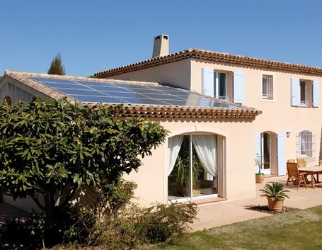 Casa con impianto fotovoltaico