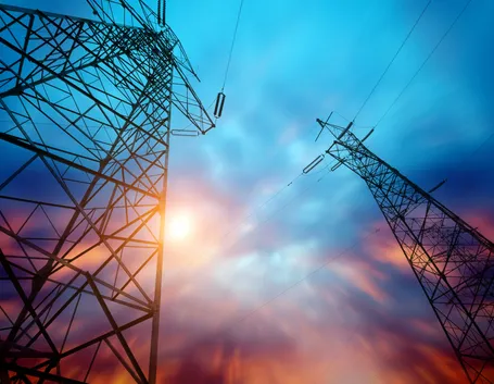Tralici che trasportano energia elettrica