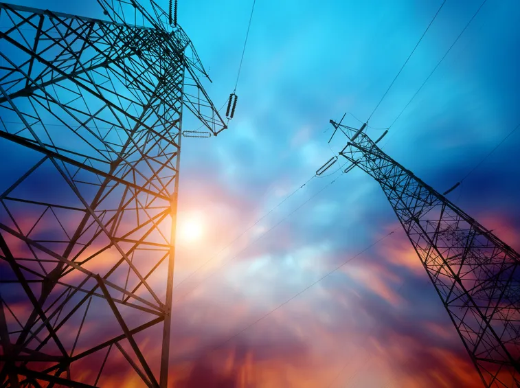 Tralici che trasportano energia elettrica