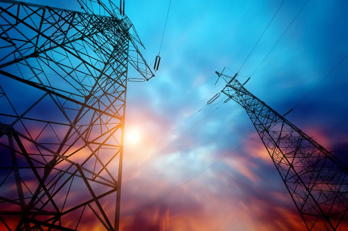 Tralici che trasportano energia elettrica