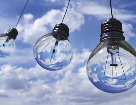 Lampadine e cielo
