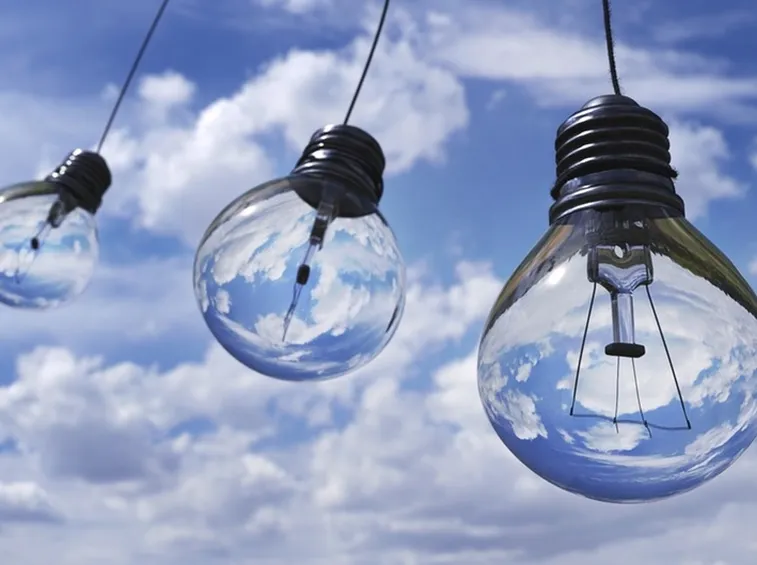 Lampadine e cielo