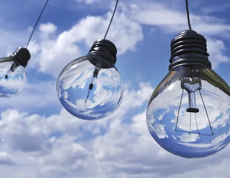 Cielo e lampadine spente