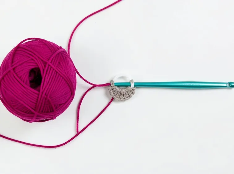 Uncinetto con cotone rosa